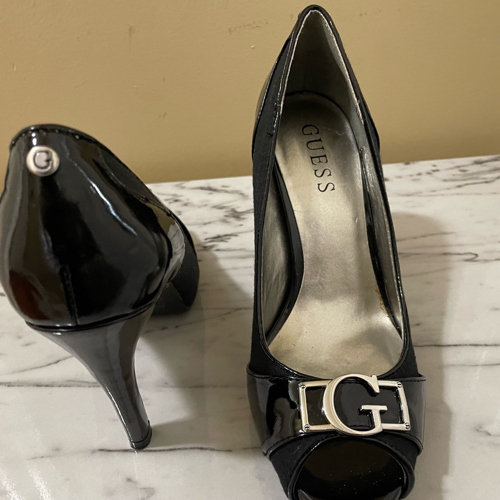 Guess toe out pumps